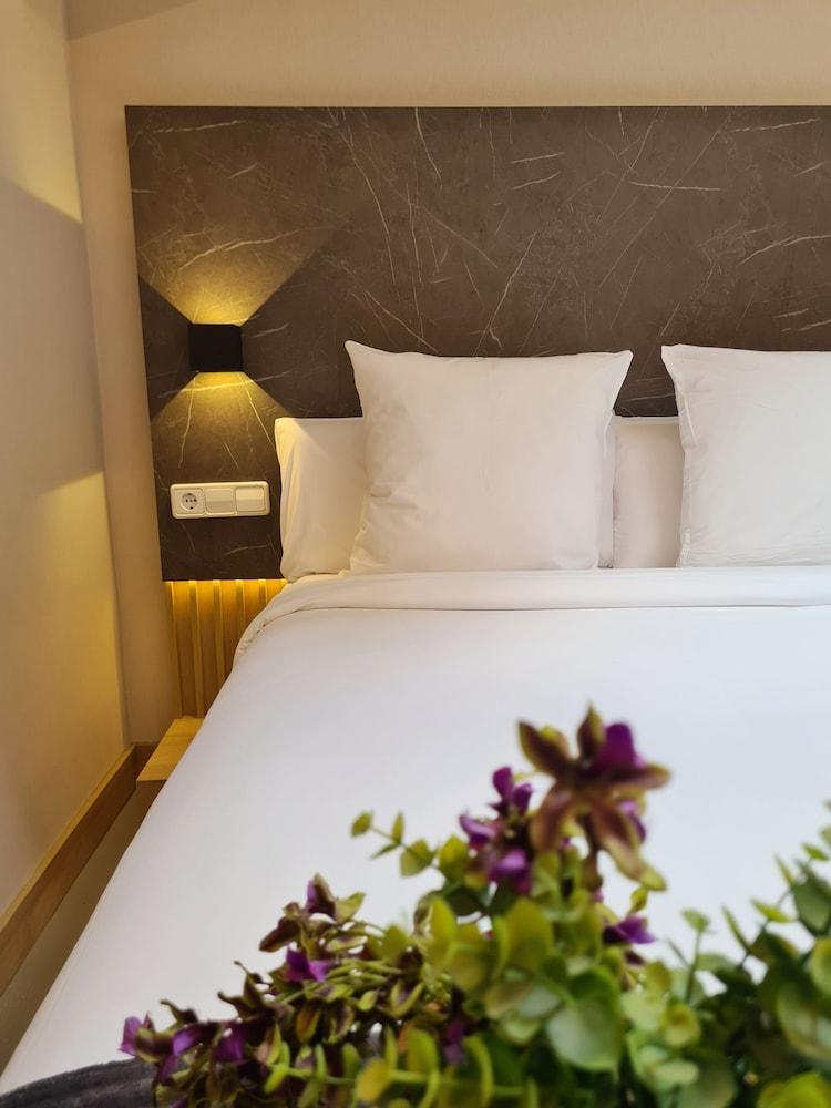 Hostal Raval Rooms