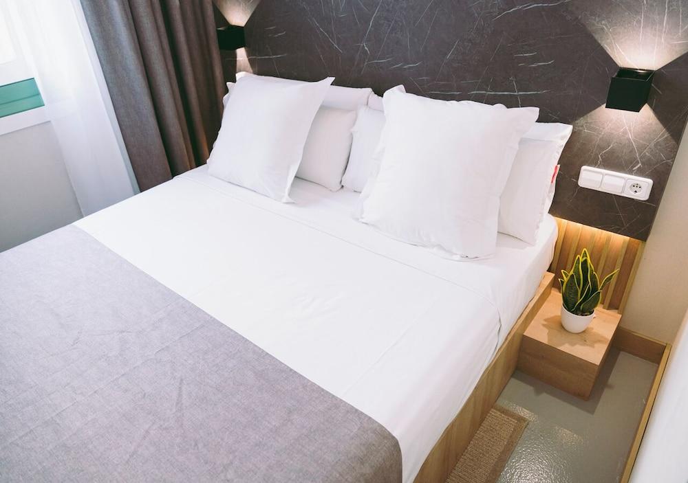 Hostal Raval Rooms