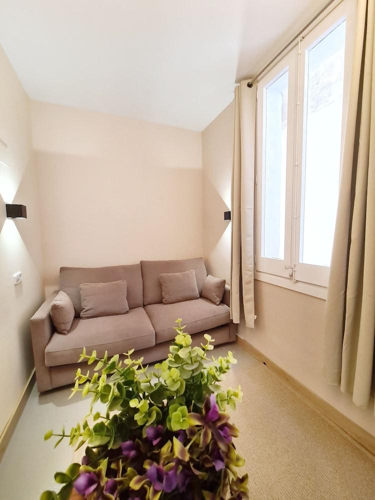 Hostal Raval Rooms
