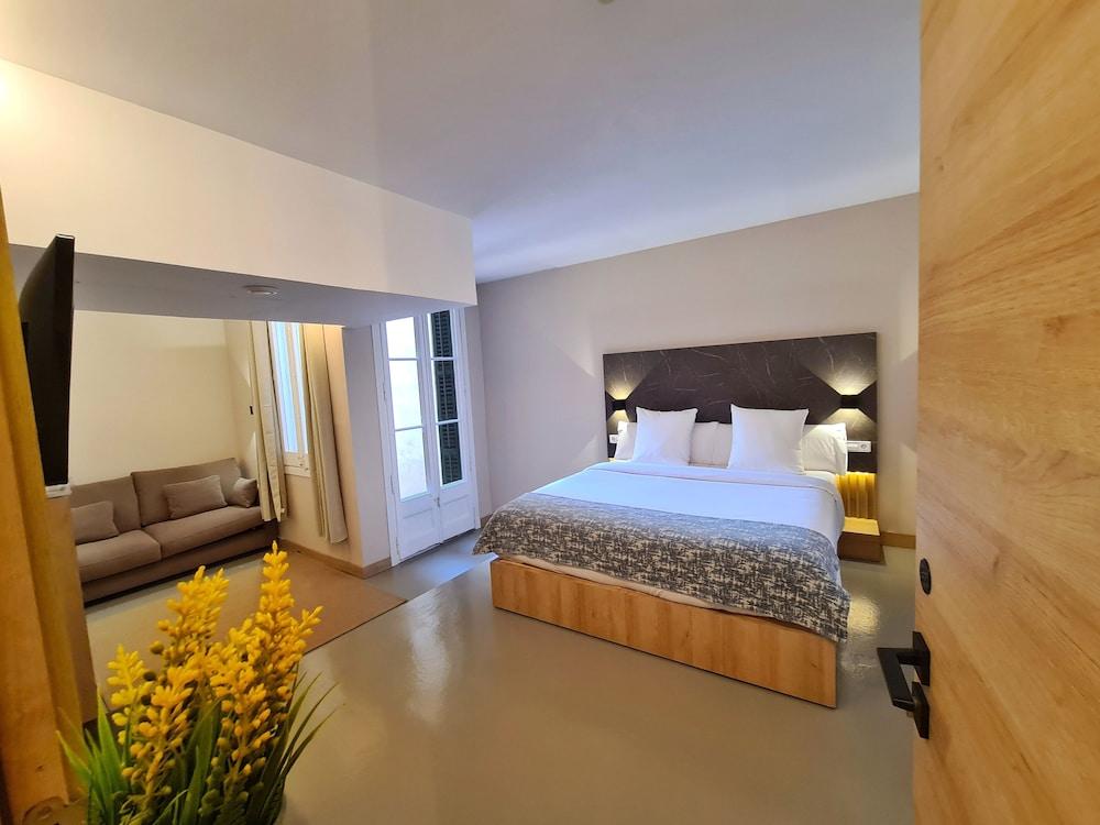 Hostal Raval Rooms