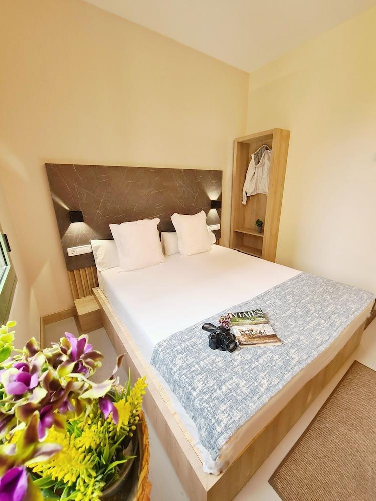 Hostal Raval Rooms