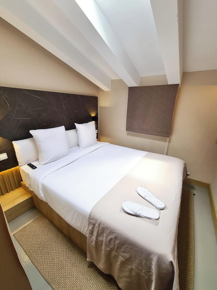 Hostal Raval Rooms