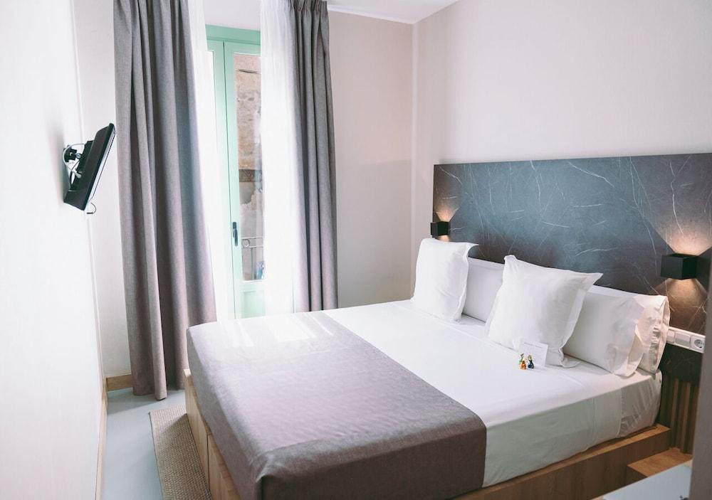 Hostal Raval Rooms