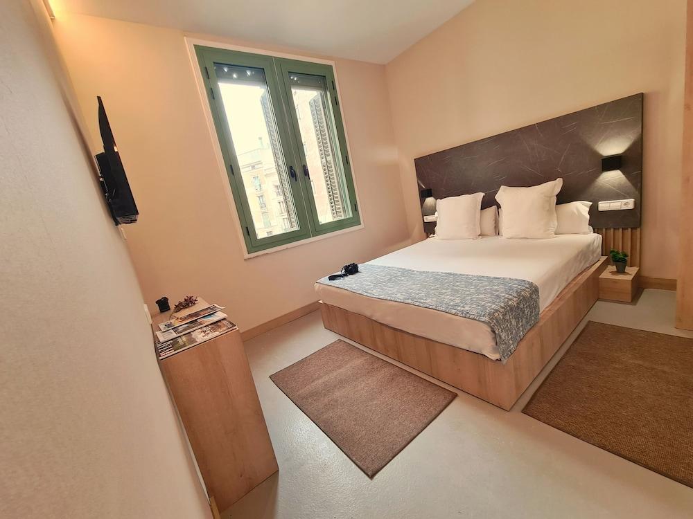 Hostal Raval Rooms
