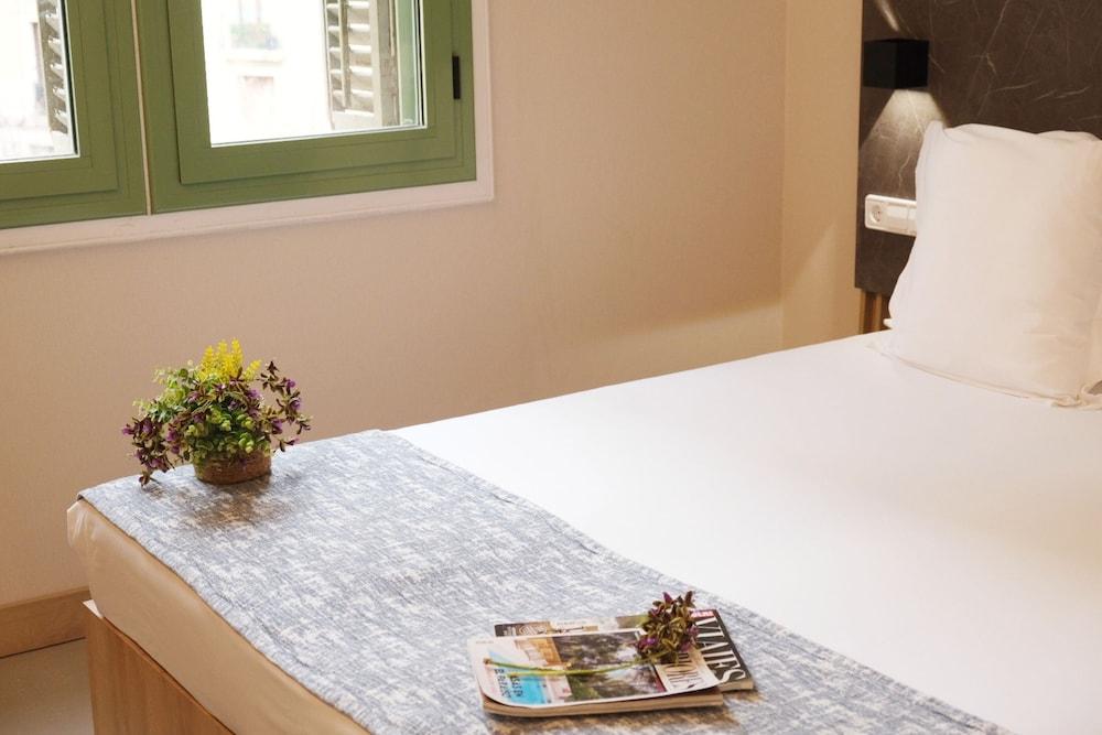 Hostal Raval Rooms
