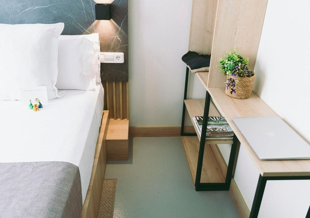Hostal Raval Rooms