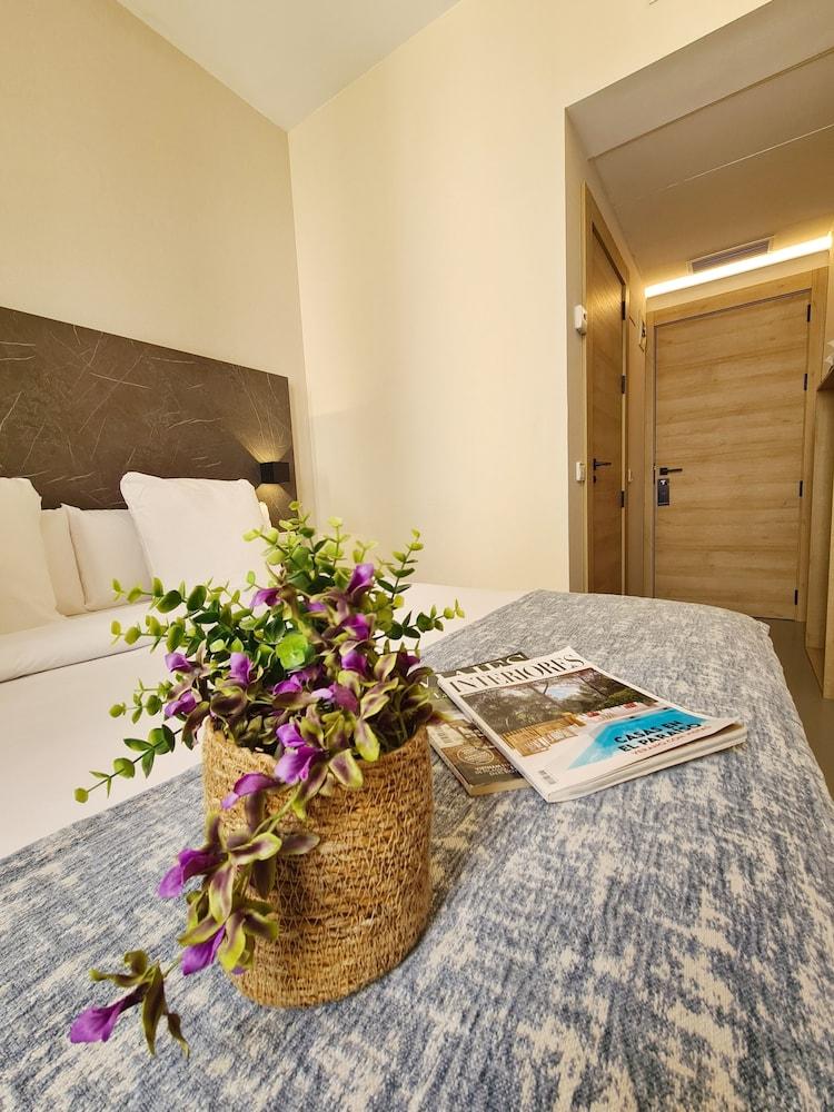 Hostal Raval Rooms