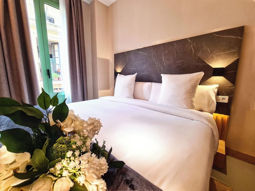Hostal Raval Rooms