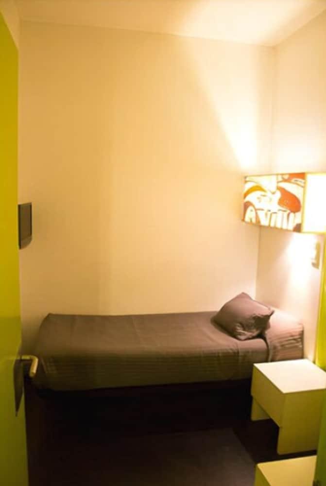 Hostal Raval Rooms
