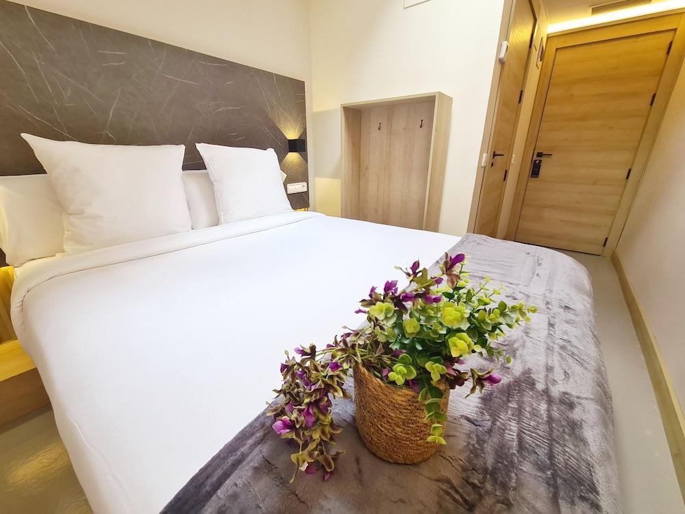 Hostal Raval Rooms