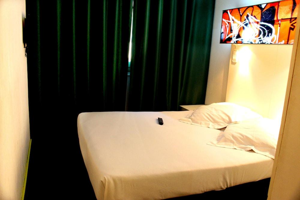 Hostal Raval Rooms