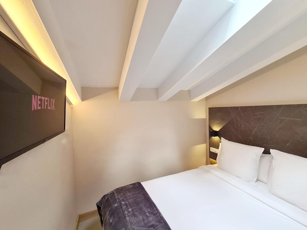 Hostal Raval Rooms