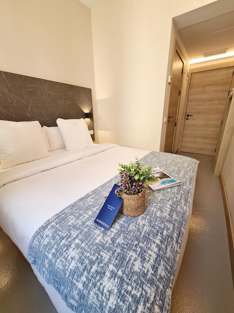 Hostal Raval Rooms