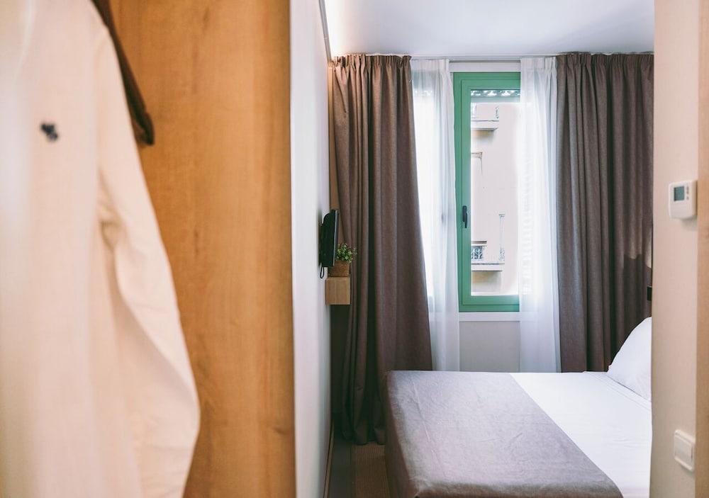 Hostal Raval Rooms