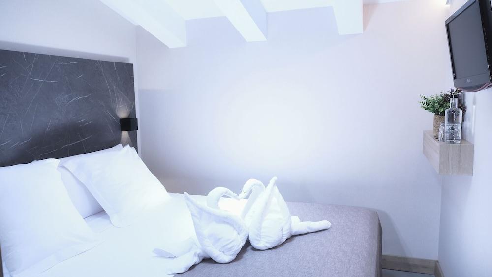 Hostal Raval Rooms