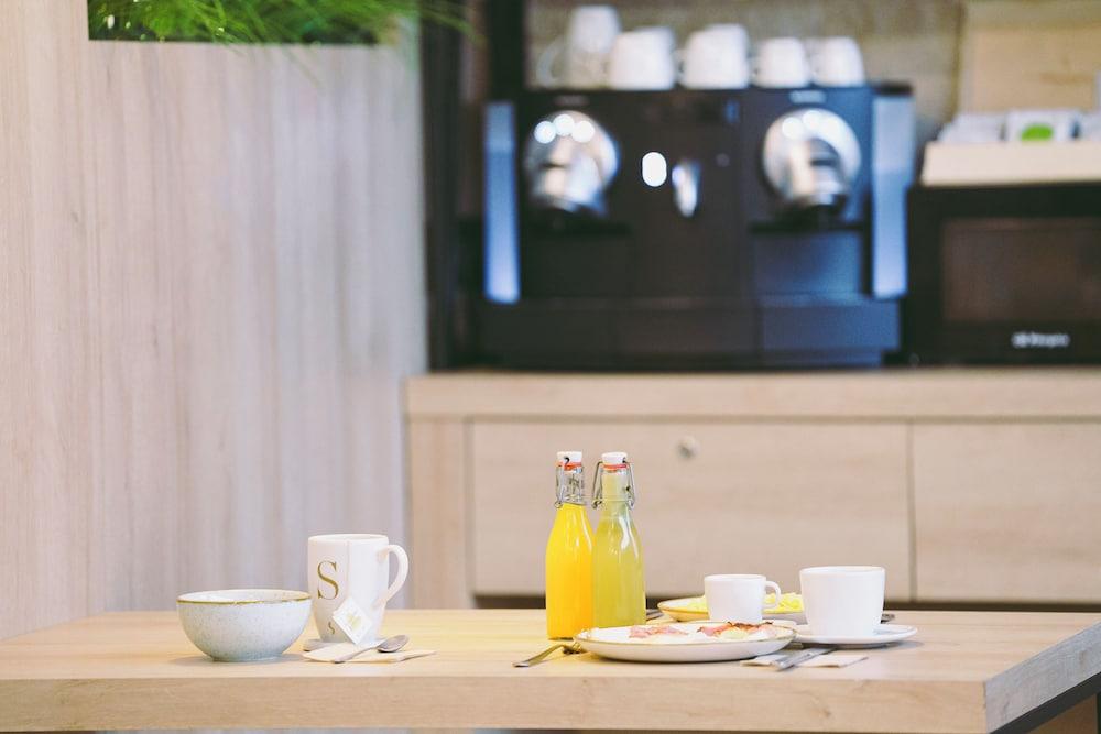 Hostal Raval Rooms