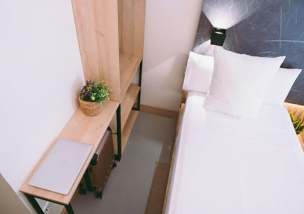 Hostal Raval Rooms
