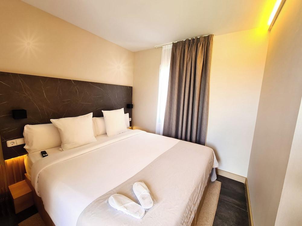 Hostal Raval Rooms