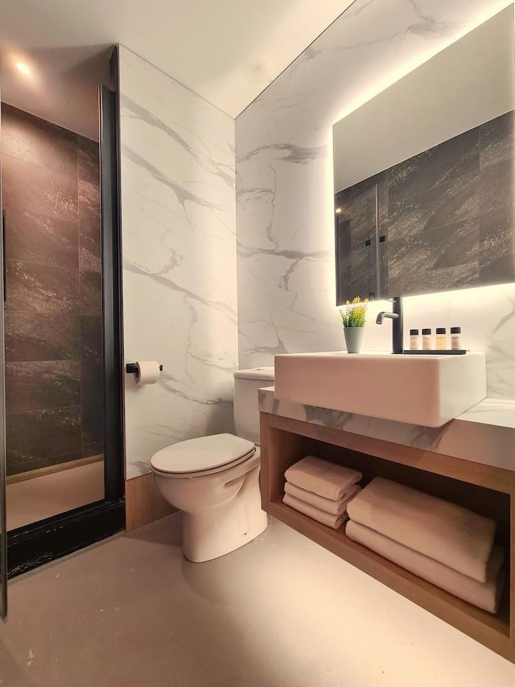 Hostal Raval Rooms