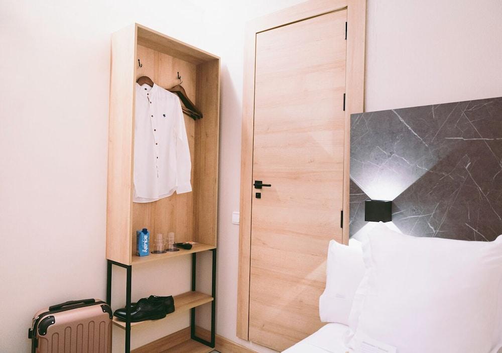 Hostal Raval Rooms