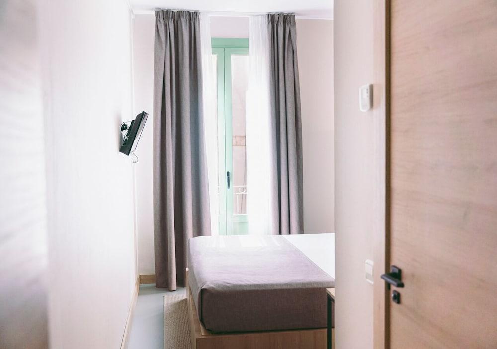 Hostal Raval Rooms