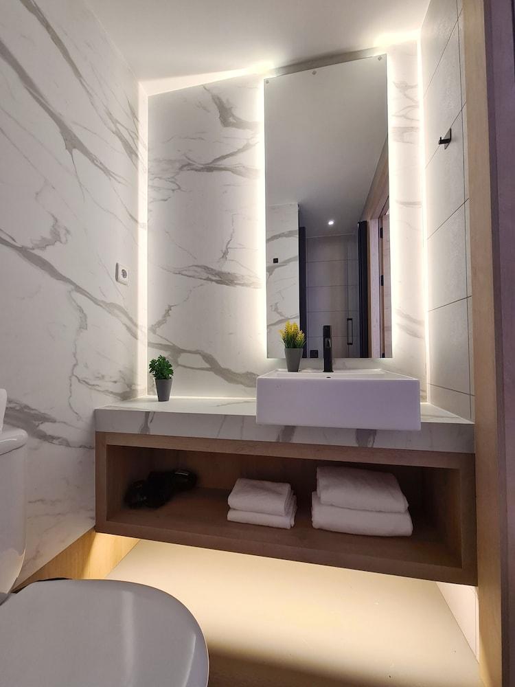 Hostal Raval Rooms