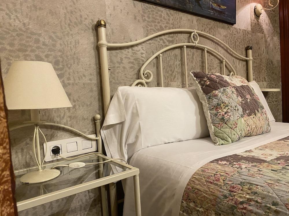 Hostal Orleans Barcelona