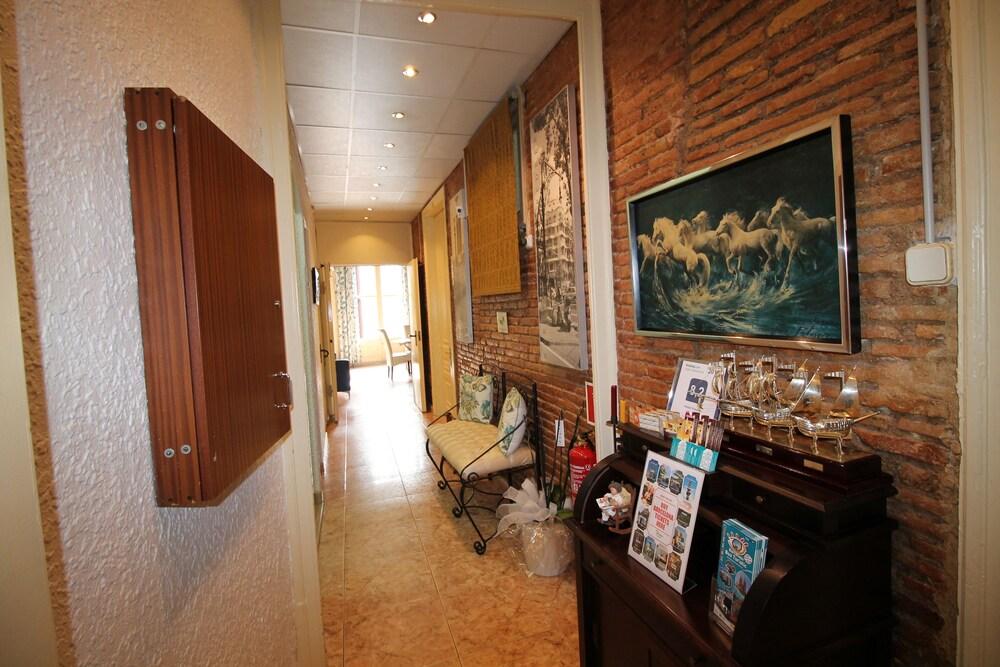 Hostal Orleans Barcelona