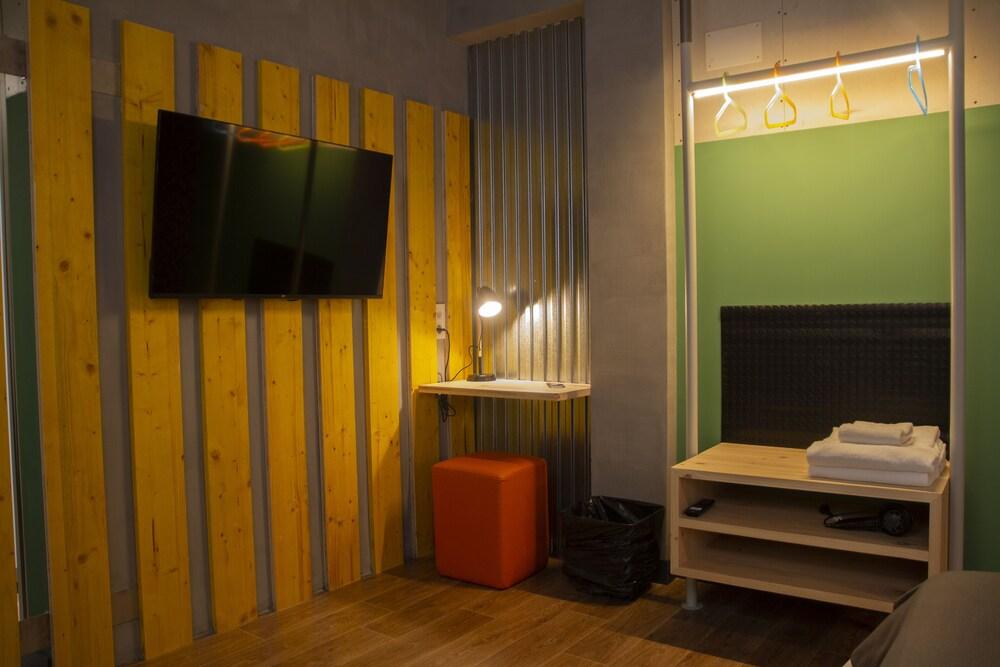Room00 Valencia Hostel
