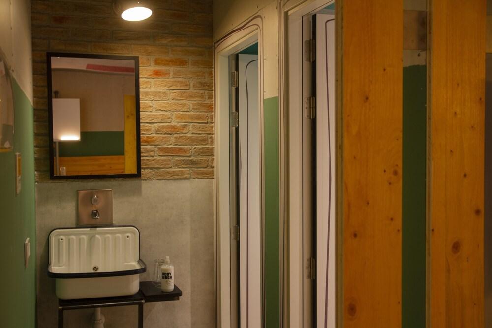 Room00 Valencia Hostel