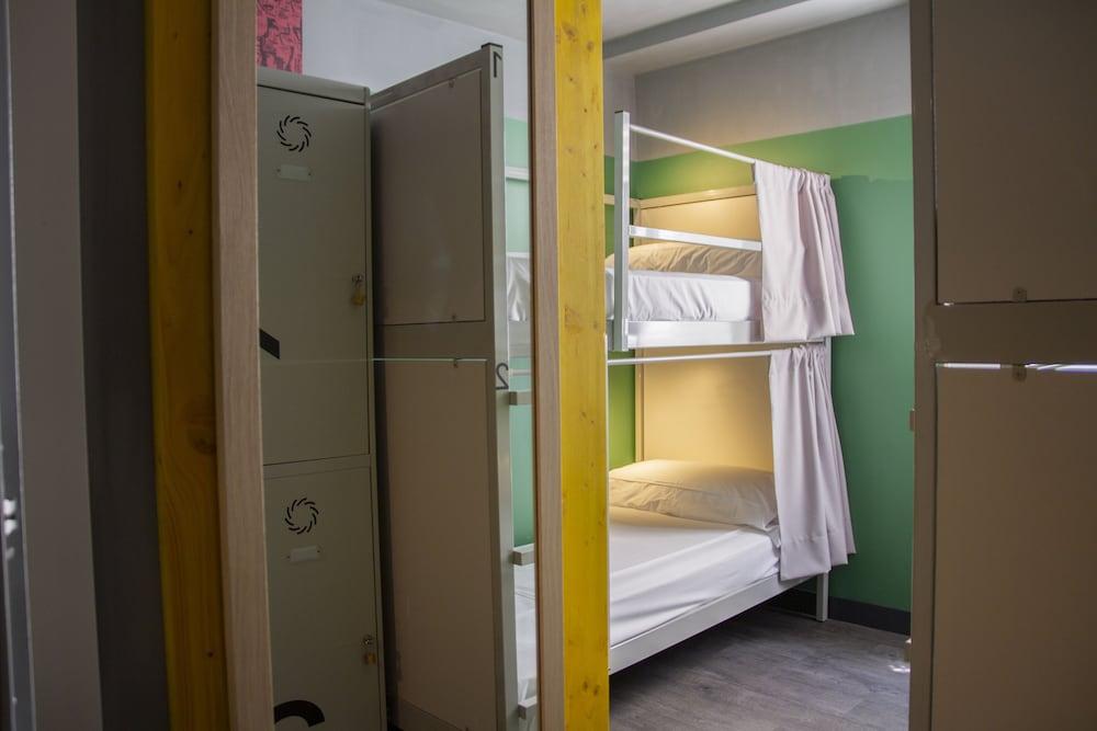Room00 Valencia Hostel
