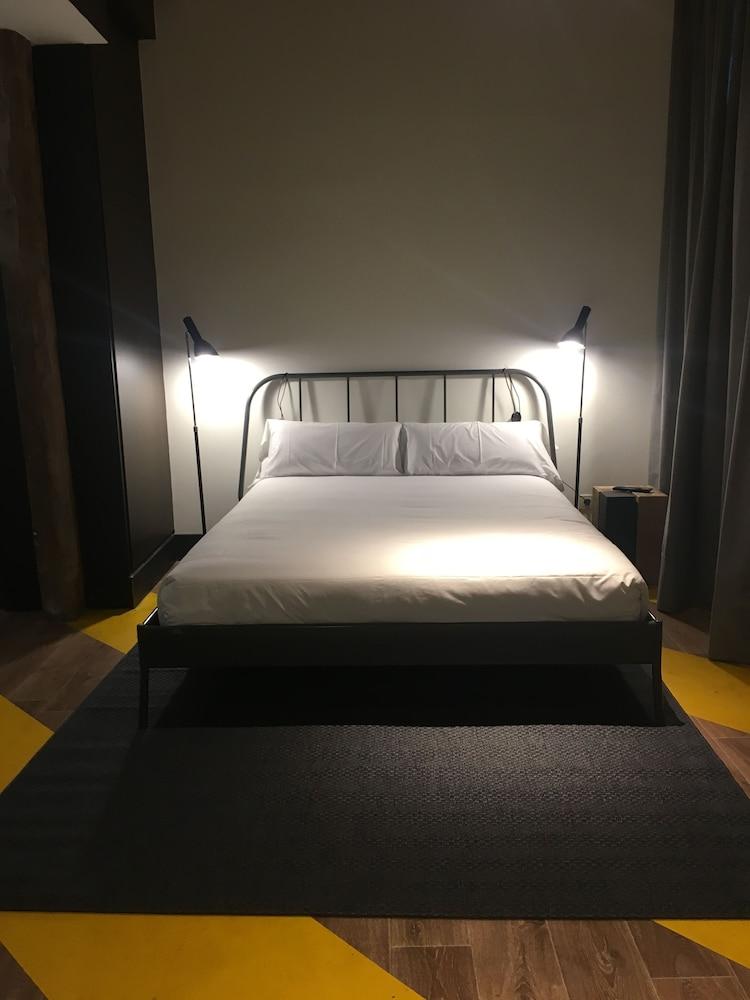 Room00 Valencia Hostel