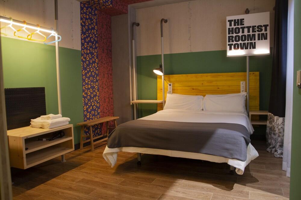 Room00 Valencia Hostel
