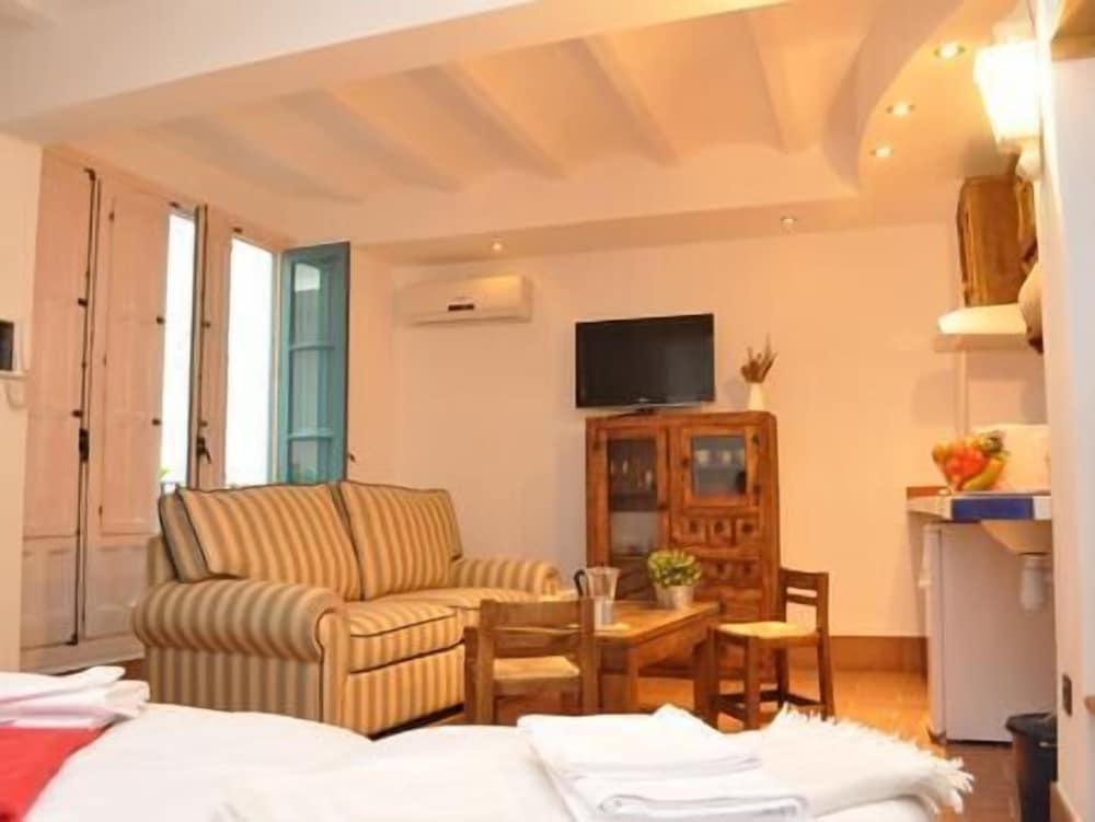Casas Y Patios De Triana