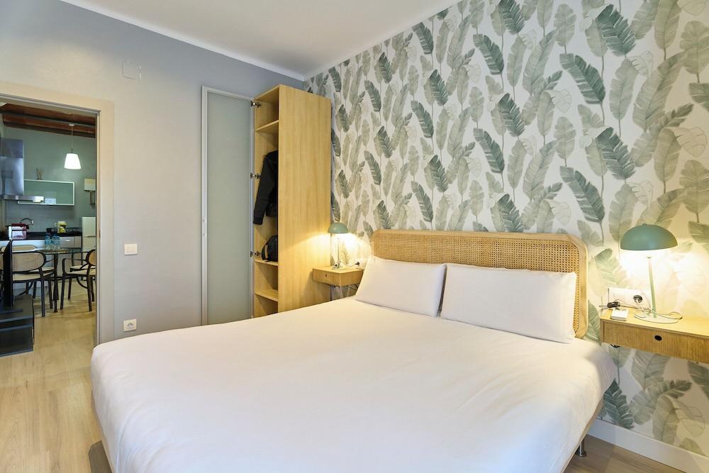 Fira Centric Apartments By Gaiarooms