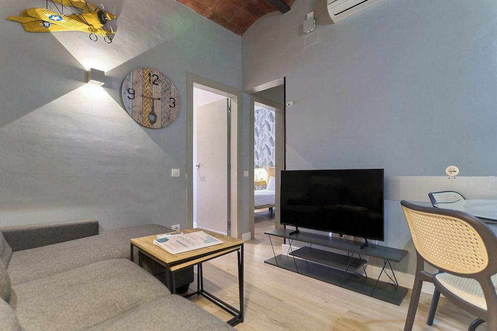 Fira Centric Apartments By Gaiarooms