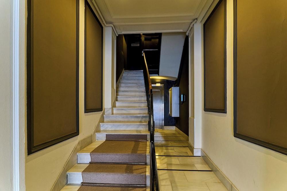 Fira Centric Apartments By Gaiarooms