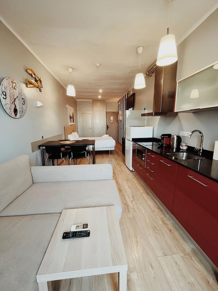 Fira Centric Apartments By Gaiarooms