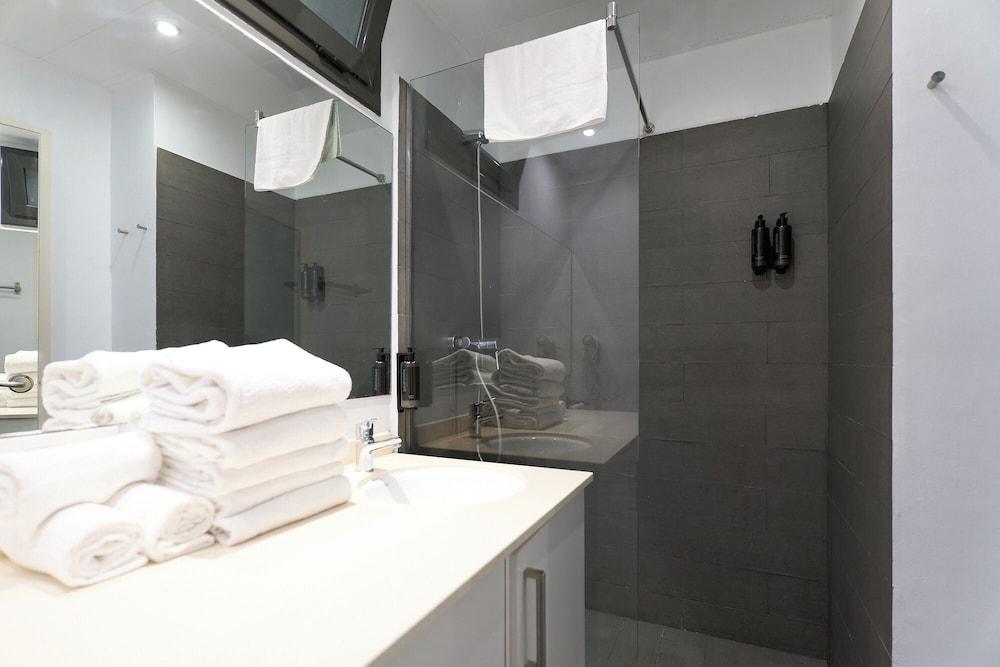 Fira Centric Apartments By Gaiarooms