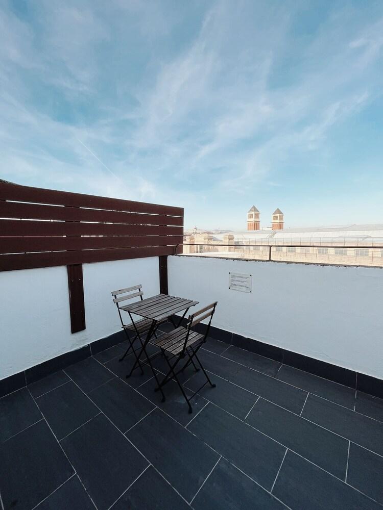 Fira Centric Apartments By Gaiarooms
