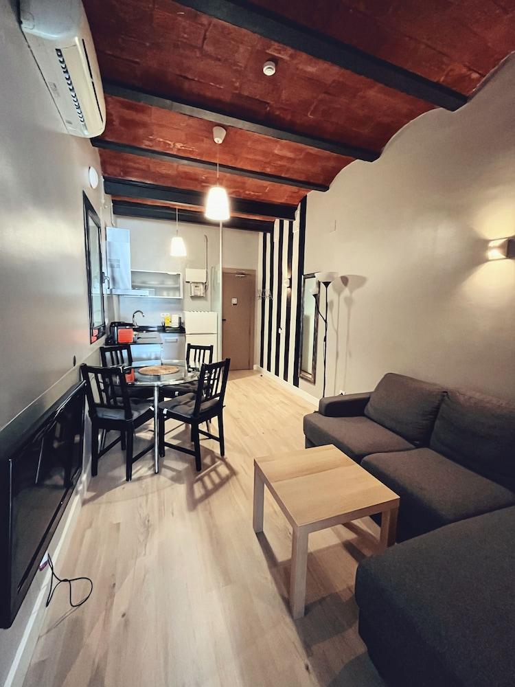 Fira Centric Apartments By Gaiarooms
