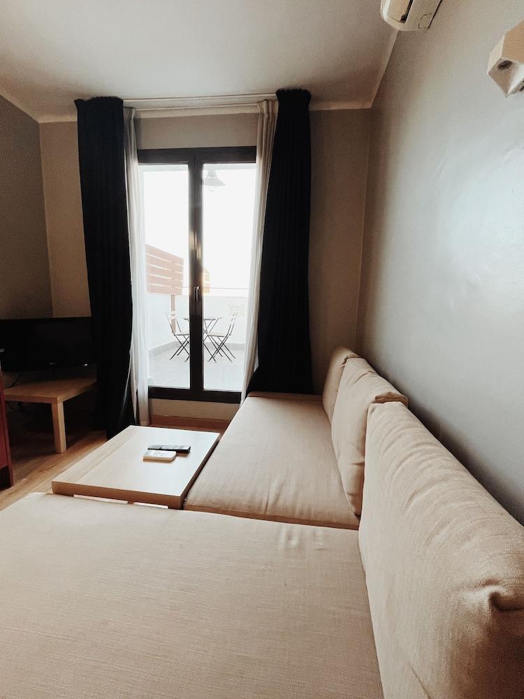 Fira Centric Apartments By Gaiarooms