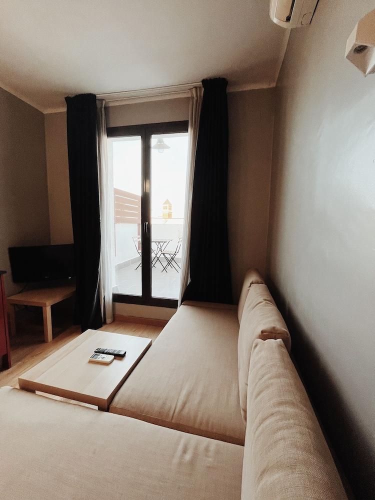 Fira Centric Apartments By Gaiarooms