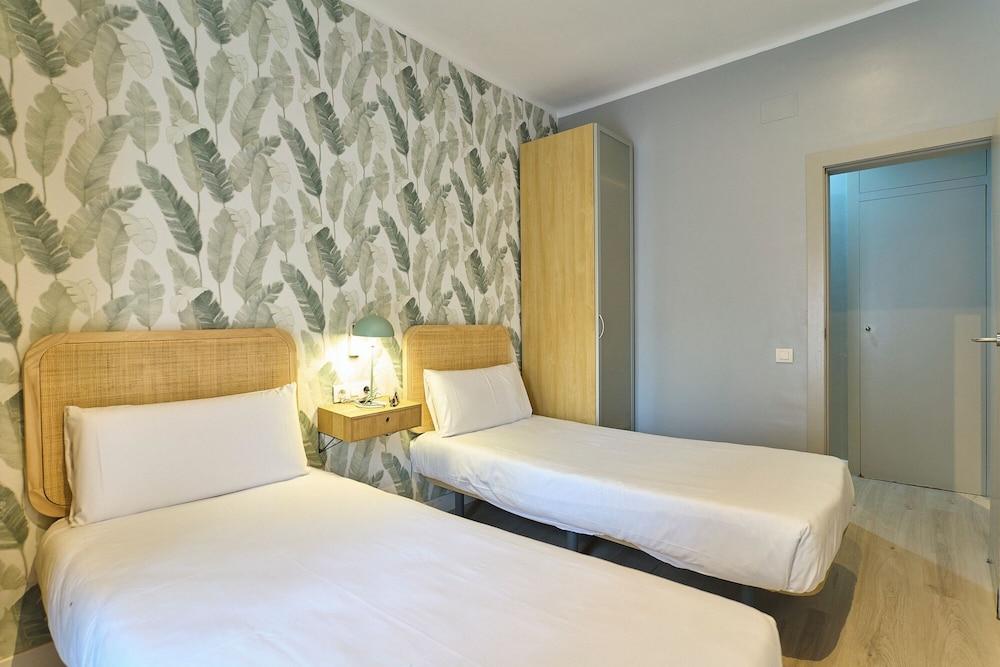 Fira Centric Apartments By Gaiarooms
