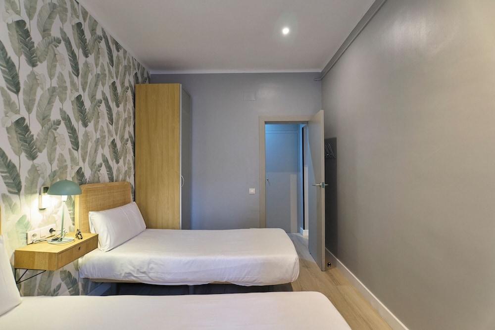 Fira Centric Apartments By Gaiarooms