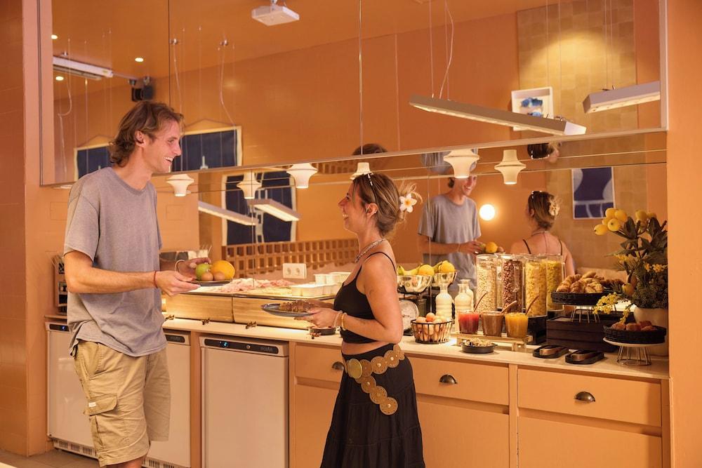 Latroupe Poblenou Beach hostel