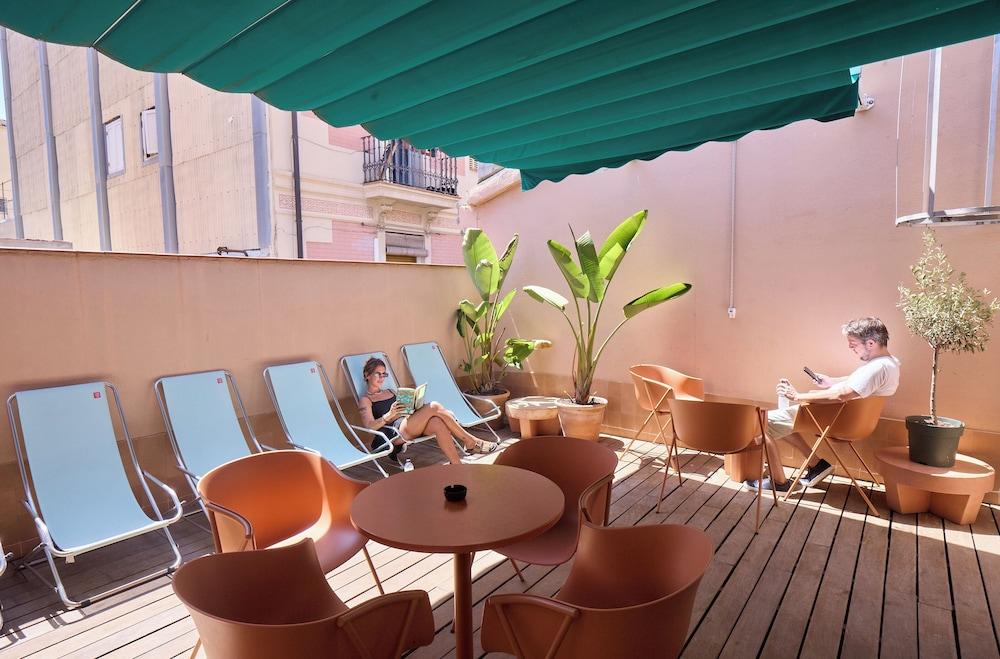 Latroupe Poblenou Beach hostel