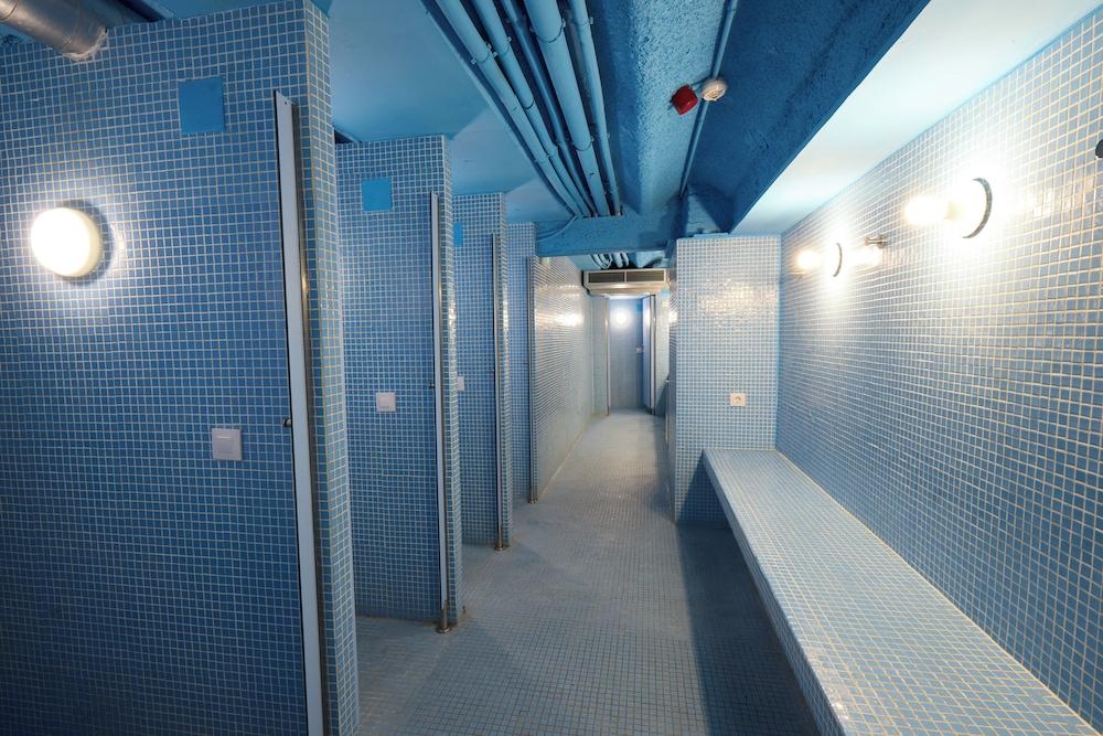 Latroupe Poblenou Beach hostel