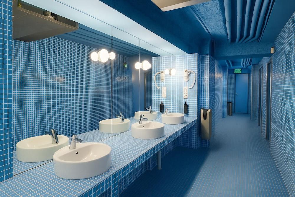 Latroupe Poblenou Beach hostel