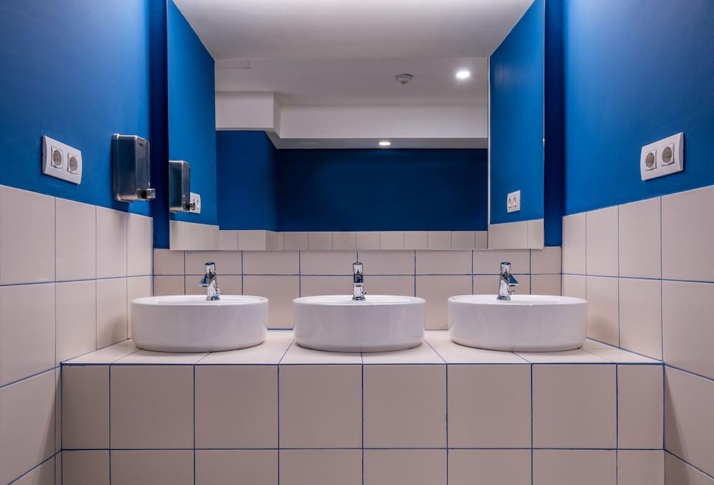 Latroupe Poblenou Beach hostel